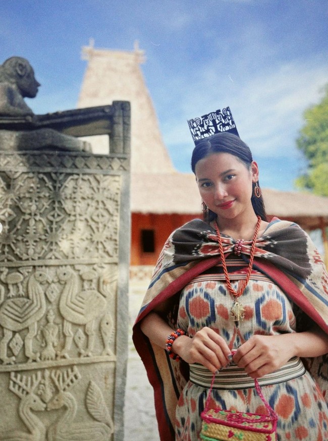 Tampil mengenakan kain sumba dilengkapi dengan aksesori dan hiasan kepala, penampilan Indah Permatasari terlihat begitu cantik. Tak sedikit yang memujinya dan menyebut istri Arie Kriting itu terlihat bak seorang putri. Foto: Instagram/@indahpermatas