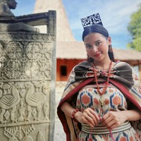 Tampil mengenakan kain sumba dilengkapi dengan aksesori dan hiasan kepala, penampilan Indah Permatasari terlihat begitu cantik. Tak sedikit yang memujinya dan menyebut istri Arie Kriting itu terlihat bak seorang putri. Foto: Instagram/@indahpermatas