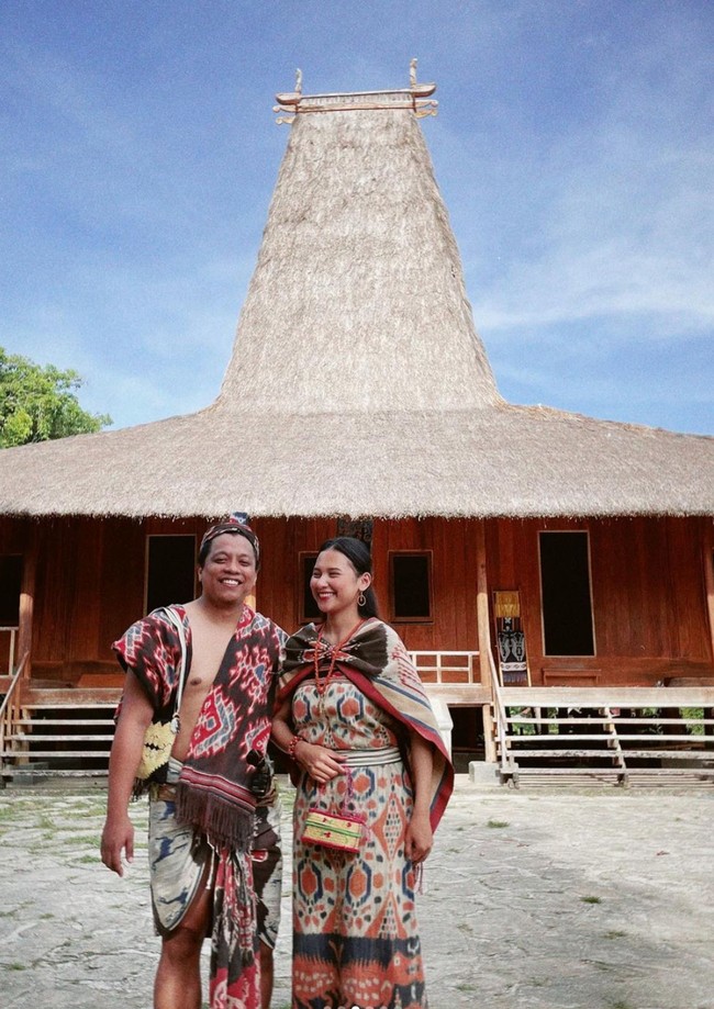 Selalu tampil mesra, Indah dan Arie terlihat amat bahagia bisa menghabiskan waktu berlibur bersama. Hubungan keduanya pun selalu dibanjiri beragam doa dari netizen. Foto: Instagram/@indahpermatas