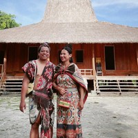 Selalu tampil mesra, Indah dan Arie terlihat amat bahagia bisa menghabiskan waktu berlibur bersama. Hubungan keduanya pun selalu dibanjiri beragam doa dari netizen. Foto: Instagram/@indahpermatas