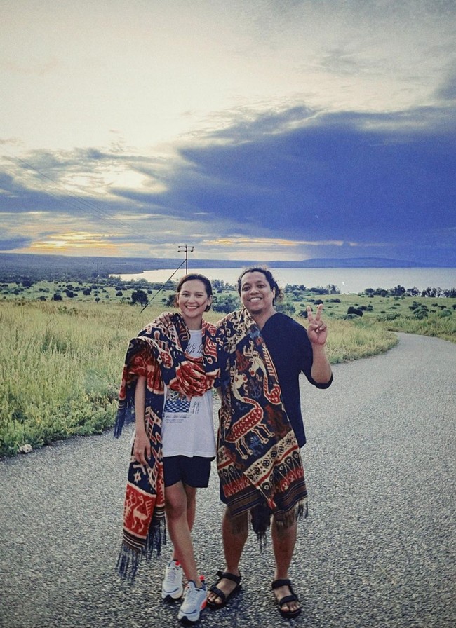 Arie Kriting dan Indah Permatasari tampak melanjutkan liburan mereka dengan pergi ke Sumba. Sebelumnya melalui unggahan yang dibagikan terlihat jika Arie dan Indah telah terlebih dulu mengunjungi Bali untuk berlibur. Foto: Instagram/@indahpermatas