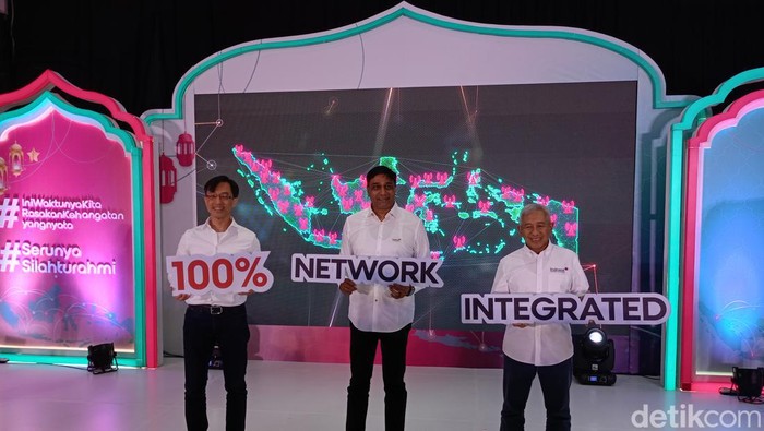 President Director & CEO IOH Vikram Sinha (tengah), Director & Chief Regulatory Officer IOH Muhammad Buldansyah (kanan) dan Chief Technology Officer IOH Desmond Cheung (kiri) saat acara Media Update yang diadakan di Jakarta, Rabu (12/04).