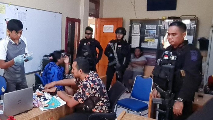 Iptu Suriadin (kanan) usai menggerebek lokasi perjudian di Tolikara, Papua Pegunungan. Dokumen Istimewa