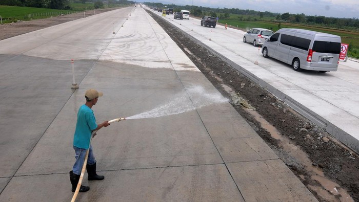 Jalan Tol Fungsional Solo-Yogyakarta Siap Digunakan untuk Arus Mudik Pekerja memasang rambu informasi nomor penting jalur fungsional Jalan Tol Solo-Yogyakarta di Banyudono, Boyolali, Jawa Tengah, Kamis (13/4/2023). PT Jogjasolo Marga Makmur (JMM) memastikan kesiapan jalan tol fungsional Solo-Yogyakarta sepanjang enam kilometer itu dapat digunakan untuk arus mudik Lebaran 2023 pada tanggal 15-24 April 2023 pada pukul 06.00 WIB-17.00 WIB untuk kendaraan golongan satu. ANTARA FOTO/Aloysius Jarot Nugroho./tom.