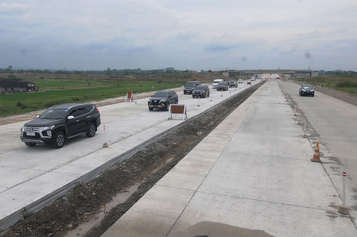 Pekerja memasang rambu informasi nomor penting jalur fungsional Jalan Tol Solo-Yogyakarta di Banyudono, Boyolali, Jawa Tengah, Kamis (13/4/2023). PT Jogjasolo Marga Makmur (JMM) memastikan kesiapan jalan tol fungsional Solo-Yogyakarta sepanjang enam kilometer itu dapat digunakan untuk arus mudik Lebaran 2023 pada tanggal 15-24 April 2023 pada pukul 06.00 WIB-17.00 WIB untuk kendaraan golongan satu. ANTARA FOTO/Aloysius Jarot Nugroho./tom.
