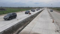 Rombongan PT Jogjasolo Marga Makmur melintasi jalur fungsional Jalan Tol Solo-Yogyakarta di Banyudono, Boyolali, Jawa Tengah, Kamis (13/4/2023).