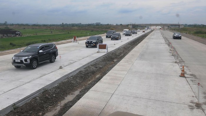 Pekerja memasang rambu informasi nomor penting jalur fungsional Jalan Tol Solo-Yogyakarta di Banyudono, Boyolali, Jawa Tengah, Kamis (13/4/2023). PT Jogjasolo Marga Makmur (JMM) memastikan kesiapan jalan tol fungsional Solo-Yogyakarta sepanjang enam kilometer itu dapat digunakan untuk arus mudik Lebaran 2023 pada tanggal 15-24 April 2023 pada pukul 06.00 WIB-17.00 WIB untuk kendaraan golongan satu. ANTARA FOTO/Aloysius Jarot Nugroho./tom.