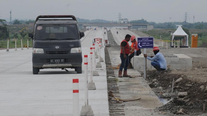 Pekerja memasang rambu informasi nomor penting jalur fungsional Jalan Tol Solo-Yogyakarta di Banyudono, Boyolali, Jawa Tengah, Kamis (13/4/2023). PT Jogjasolo Marga Makmur (JMM) memastikan kesiapan jalan tol fungsional Solo-Yogyakarta sepanjang enam kilometer itu dapat digunakan untuk arus mudik Lebaran 2023 pada tanggal 15-24 April 2023 pada pukul 06.00 WIB-17.00 WIB untuk kendaraan golongan satu. ANTARA FOTO/Aloysius Jarot Nugroho./tom.