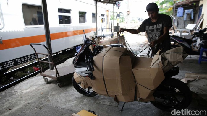 Jelang Lebaran 2023, pengiriman sepeda motor melalui jasa ekspedisi meningkat. Sepeda motor ini dikirimkan ke sejumlah kota di Pulau Jawa.