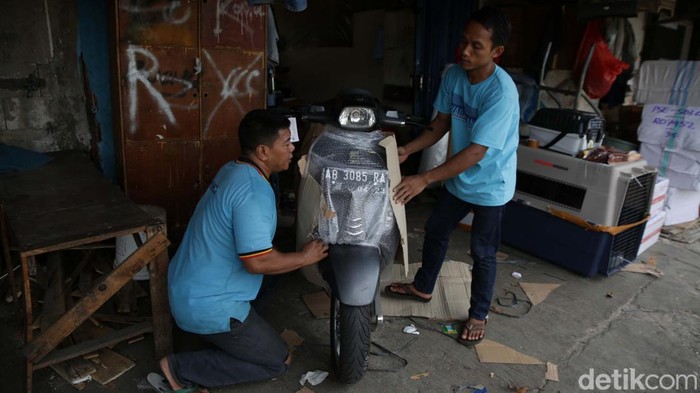 Jelang Lebaran, Jasa Pengiriman Sepeda Motor Lewat Ekspedisi Meningkat Jelang Lebaran 2023, pengiriman sepeda motor melalui jasa ekspedisi meningkat. Sepeda motor ini dikirimkan ke sejumlah kota di Pulau Jawa.