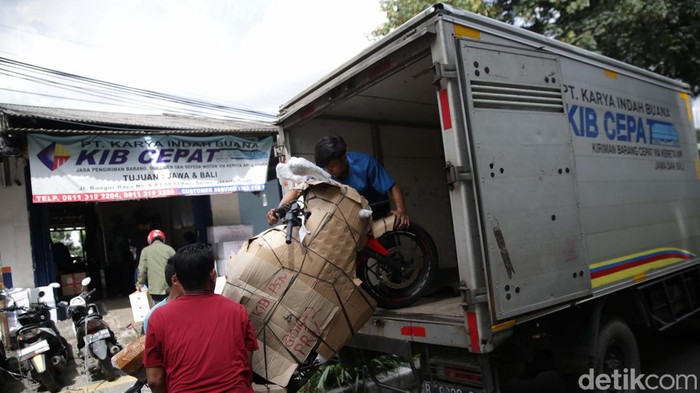 Jelang Lebaran, Jasa Pengiriman Sepeda Motor Lewat Ekspedisi Meningkat Jelang Lebaran 2023, pengiriman sepeda motor melalui jasa ekspedisi meningkat. Sepeda motor ini dikirimkan ke sejumlah kota di Pulau Jawa.