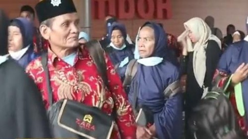 Sebanyak 93 jemaah umrah yang ditelantarkan di Jakarta saat tiba di Bandara Internasional Lombok, Minggu (9/4/2023) kemarin.