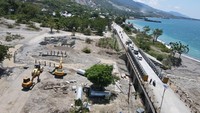 Kementerian PUPR melalui Balai Pelaksanaan Jalan Nasional (BPJN) Provinsi Sulawesi Tengah menyelesaikan pembangunan satu jembatan darurat untuk menghubungkan kembali jembatan yang ambles.