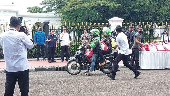 Jokowi Bagikan Paket Sembako di Depan Istana