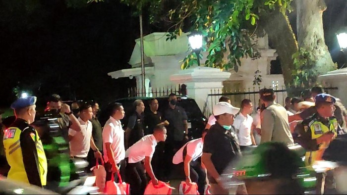 Jokowi bagikan sembako di Istana Bogor