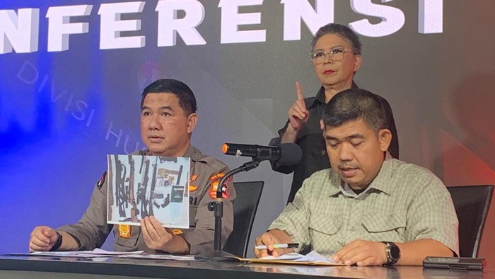Juru bicara Densus 88 Antiteror Polri, Kombes Aswin Siregar dalam konferensi pers.