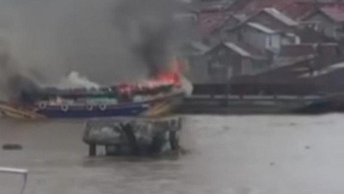 Kapal terbakar di Sungai Musi, Palembang