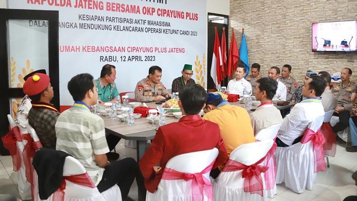 Kapolda Jateng Irjen Ahmad Luthfi bertemu perwakilan organisasi mahasiswa di Semarang, Rabu (12/4/2023).