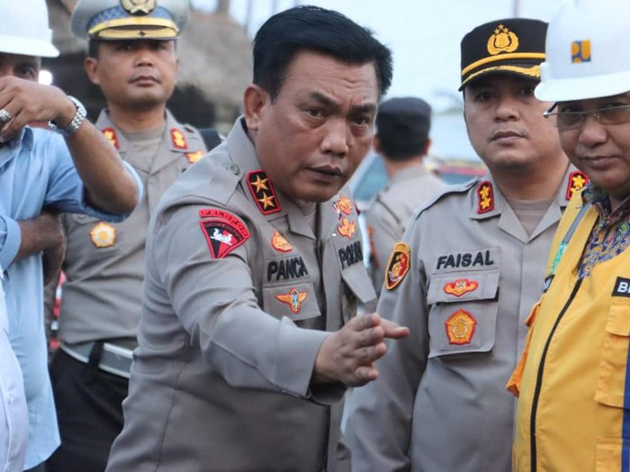 Kapolda Sumut, Irjen RZ Panca bersama pemerintah setempat saat mengecek pembangunan jembatan Wampu Langkat.