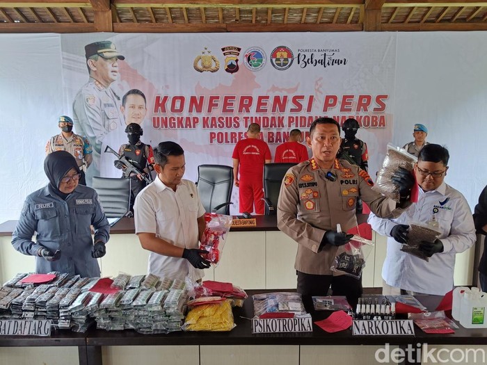 Kapolresta Banyumas menunjukkan barang bukti dari kasus pengedar dan produsen obat-obatan terlarang di Mapolresta Banyumas, Jawa Tengah, Kamis (13/4/2023).