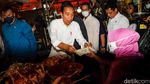 Ke Pasar Minggu, Jokowi Bagi-bagi Uang dan Sembako