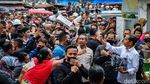 Ke Pasar Minggu, Jokowi Bagi-bagi Uang dan Sembako
