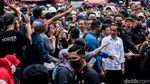 Ke Pasar Minggu, Jokowi Bagi-bagi Uang dan Sembako