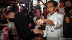 Ke Pasar Minggu, Jokowi Bagi-bagi Uang dan Sembako