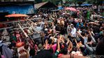 Ke Pasar Minggu, Jokowi Bagi-bagi Uang dan Sembako