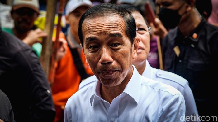 Presiden Jokowi berkunjung ke Pasar Minggu, Jakarta, Kamis (13/4/2023). Jokowi membagikan uang, sembako, dan kaus di lokasi.