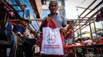 Ke Pasar Minggu, Jokowi Bagi-bagi Uang dan Sembako