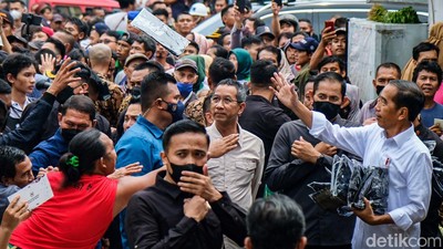 Ke Pasar Minggu, Jokowi Bagi-bagi Uang dan Sembako