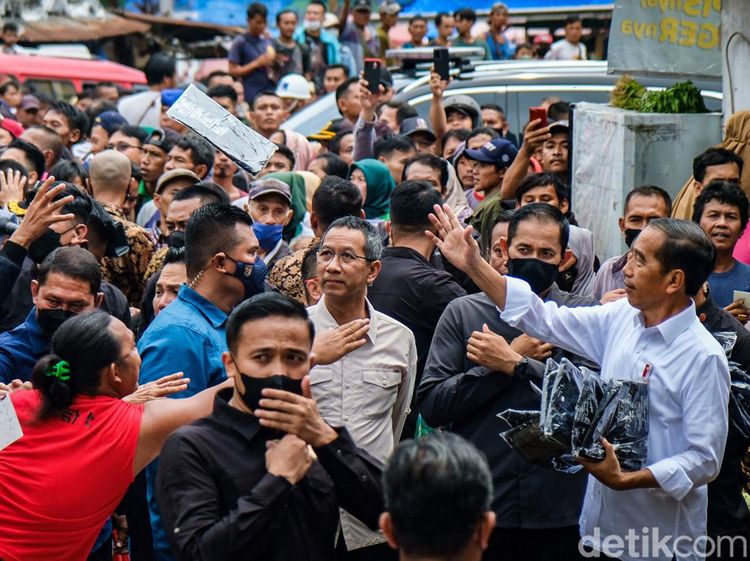 Ke Pasar Minggu, Jokowi Bagi-bagi Uang dan Sembako