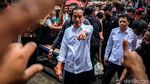 Ke Pasar Minggu, Jokowi Bagi-bagi Uang dan Sembako