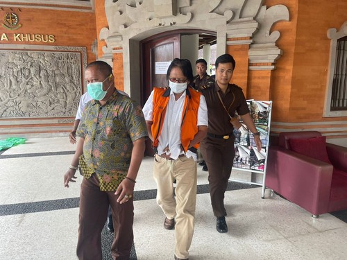 Kejati Bali menahan eks kepala UPTD PAM Dinas PUPRKIM Provinsi Bali Raden Agung Sumarsetiono (RAS) terkait kasus dugaan korupsi dengan kerugian mencapai Rp 23,9 miliar, Kamis (13/4/2023). (Aryo Mahendro/detikBali)