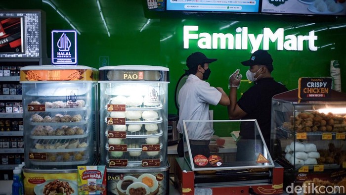 Gerai FamilyMart, FamiCafe, dan FamiSuper menjadi Gerai penyedia makanan dan minuman (F&B) pertama di Indonesia yang mengantongi sertifikat halal.