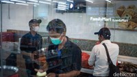 Nah, salah satu perusahaan raksasa di Indonesia Wings Grup dengan segala jenis produknya yang bisa dijumpai di supermarket hingga warung-warung kecil pun, ikut berbisnis franchise minimarket FamilyMart.