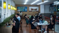 Bisa dibilang, minimarket modern ini juga menjadi salah satu tempat anak muda untuk berkumpul.