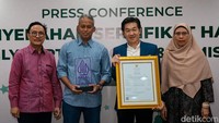 CEO FamilyMart Indonesia Wirry Tjandra, Head of Operation FamilyMart Tulus Prasetio, Kepala Badan Penyelenggara Jaminan Produk Halal (BPJPH) Muhammad Aqil Irham, dan Dirut LPPOM MUI Muti Arintawati berfoto dalam penyerahan sertifikat halal untuk FamilyMart di Jakarta, Rabu (12/4/2023).