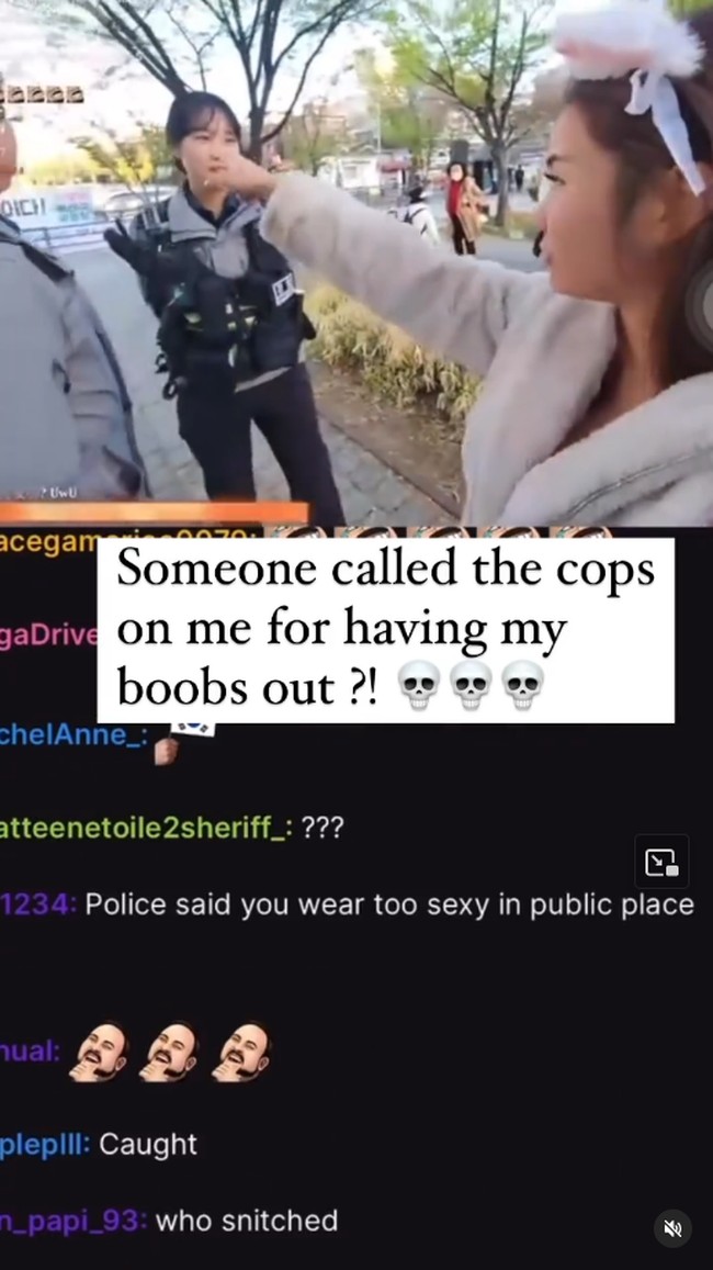 Ketika sedang berjalan, polisi wanita terlihat mengejar dan memberhentikan Kiaraakitty yang tengah berbicara dengan para penontonnya. Awalnya influencer asal Singapura tersebut bingung dengan apa yang disampaikan polisi karena tidak bisa berbahasa Korea.Foto: Instagram @kiaraakitty