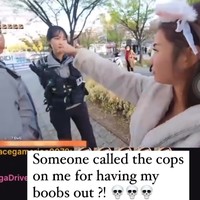 Ketika sedang berjalan, polisi wanita terlihat mengejar dan memberhentikan Kiaraakitty yang tengah berbicara dengan para penontonnya. Awalnya influencer asal Singapura tersebut bingung dengan apa yang disampaikan polisi karena tidak bisa berbahasa Korea.Foto: Instagram @kiaraakitty