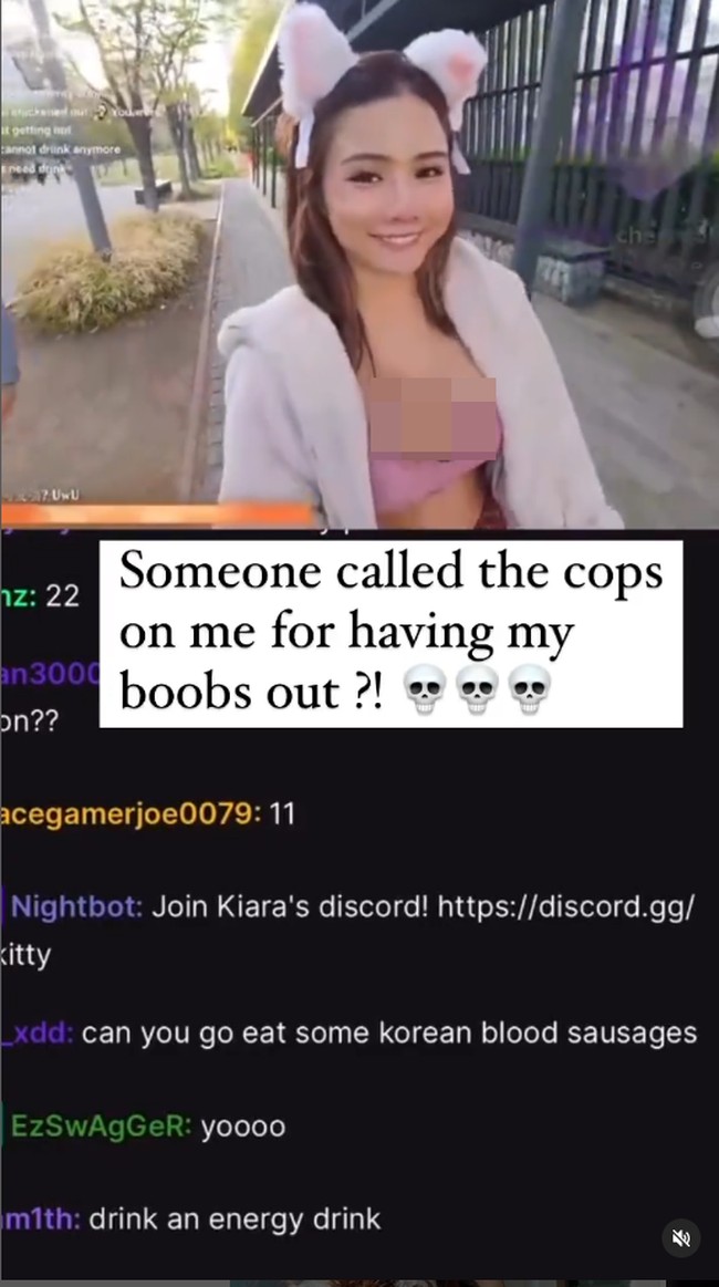Dalam video yang diunggahnya di Instagram, Kiaraakitty terekam disetop dua polisi saat sedang livestreaming di jalanan. Dikatakan jika ia ditegur setelah seseorang melaporkannya karena berpakaian terlalu terbuka yang mengekspos bagian payudara.Foto: Instagram @kiaraakitty