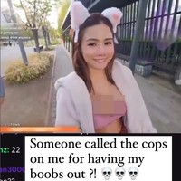 Dalam video yang diunggahnya di Instagram, Kiaraakitty terekam disetop dua polisi saat sedang livestreaming di jalanan. Dikatakan jika ia ditegur setelah seseorang melaporkannya karena berpakaian terlalu terbuka yang mengekspos bagian payudara.Foto: Instagram @kiaraakitty