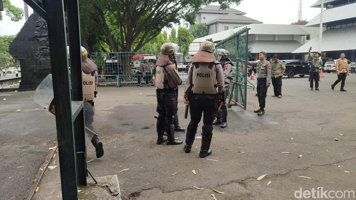 Kondisi gerbang depan kantor Gubernur Jawa Tengah yang jebol usai didorong massa demo, Kamis (13/4/2023).