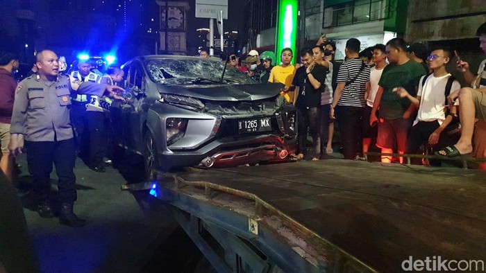 Kondisi mobil usai dihajar massa. (Foto: Goklas Wisely)