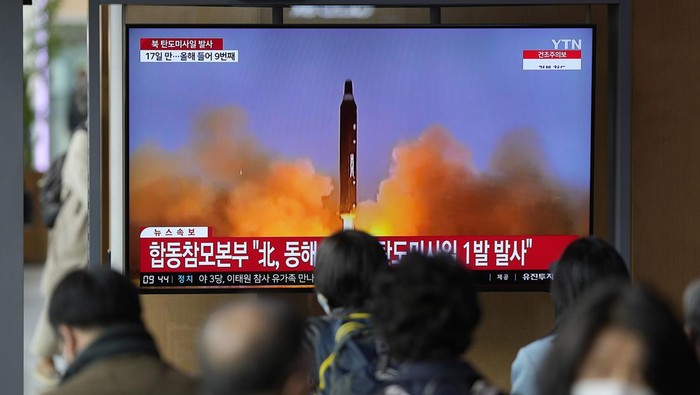 Korea Utara Tembakkan Rudal Balistik Korea Utara (Korut) kembali menembakkan rudal balistik,Kamis (13/4/2023).