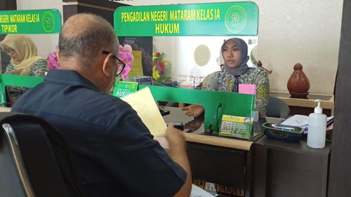 Kuasa Hukum Eks Kadis ESDM NTB Zainal Abidin, Umaiyah, mengajukan praperadilan atas penetapan kliennya sebagai tersangka korupsi tambang pasir, Kamis (13/4/2023).