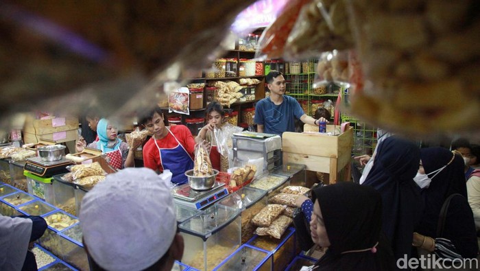 Kue Kering Laris Manis Jelang Lebaran Penjualan kue kering melonjak jelang Lebaran. Seperti terlihat di Pasar Jatinegara, Jakarta Timur, Kamis (13/4/2023).