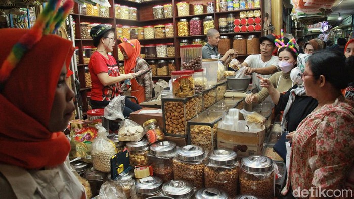 Kue Kering Laris Manis Jelang Lebaran Penjualan kue kering melonjak jelang Lebaran. Seperti terlihat di Pasar Jatinegara, Jakarta Timur, Kamis (13/4/2023).