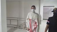 Bule Rusia bernama Luiza Kosykh (40) dipulangkan ke kampung halamannya setelah berpose bugil di pohon kayu putih yang disakralkan Pura Babakan di Desa Adat Bayan, Kecamatan Marga, Tabanan, Bali. Meski foto itu diambil 2021 silam, namun Kosykh tak bisa mengelak dari hukuman. (Aryo Mahendro/detikBali).